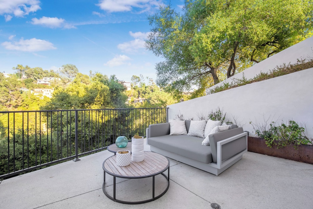 Belden Modern Villa - Iconic Hollywood Hills Retreat