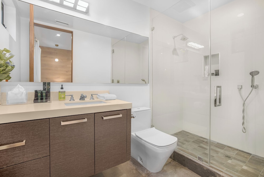 Louise Modern - Luxury Smart Estate in Encino w/ Pool, Gym & Spa