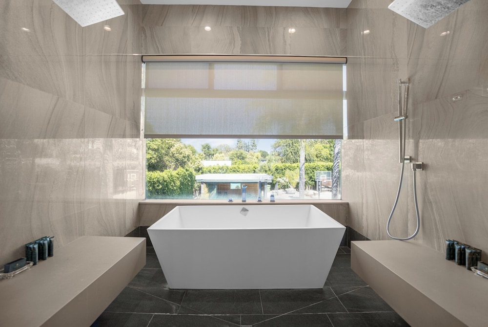 Louise Modern - Luxury Smart Estate in Encino w/ Pool, Gym & Spa