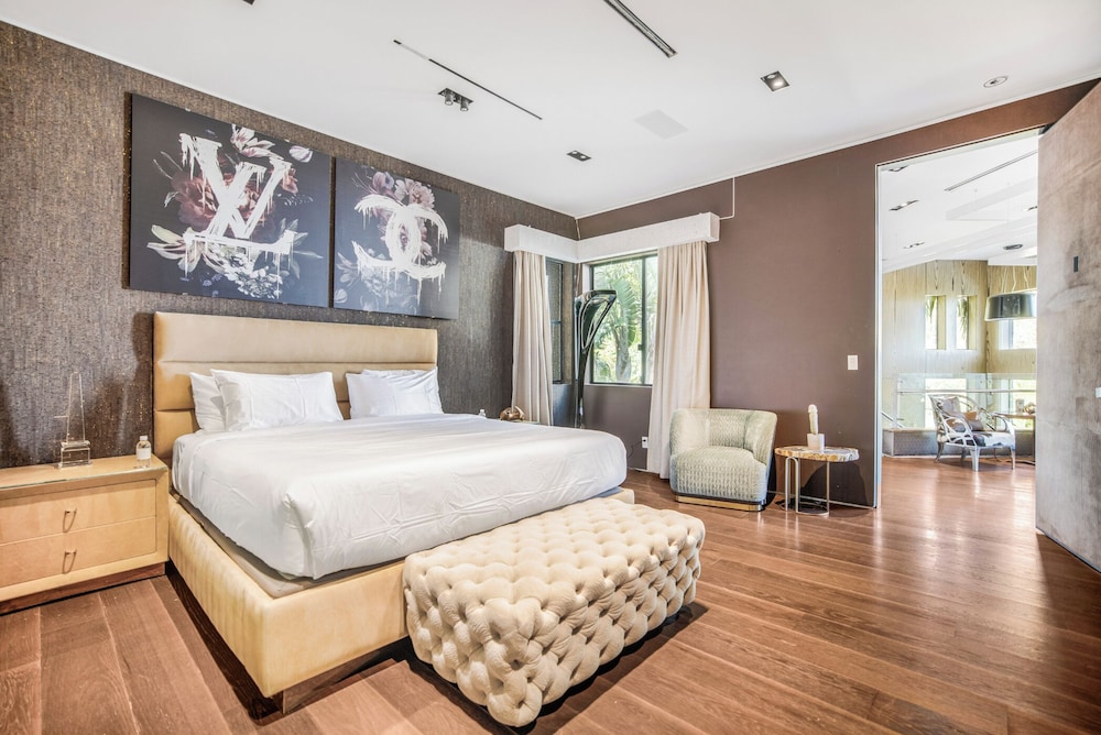 Villa Kaleida - Sleek Modern Sunset Villa With Eclectic Style & Infinity Pool