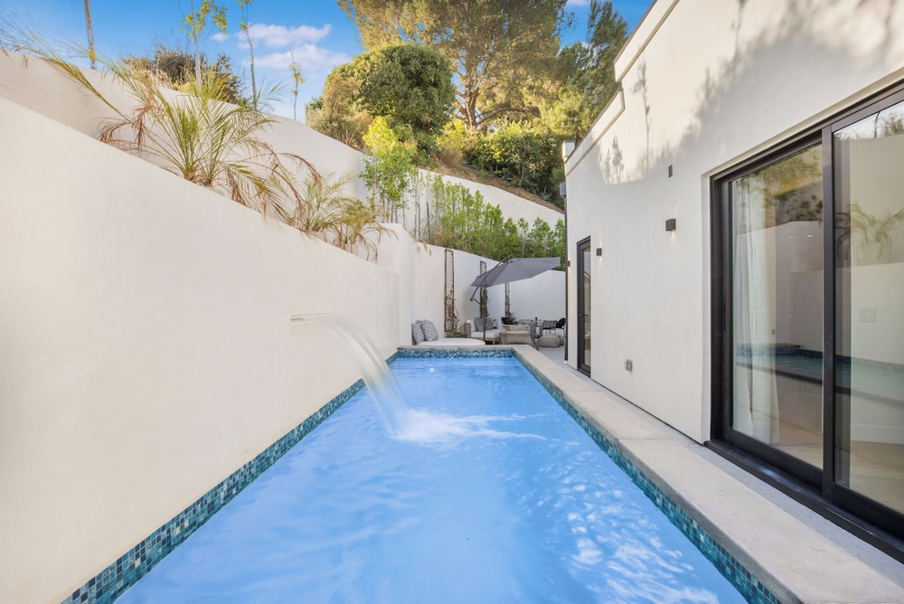 Belden Modern Villa - Iconic Hollywood Hills Retreat