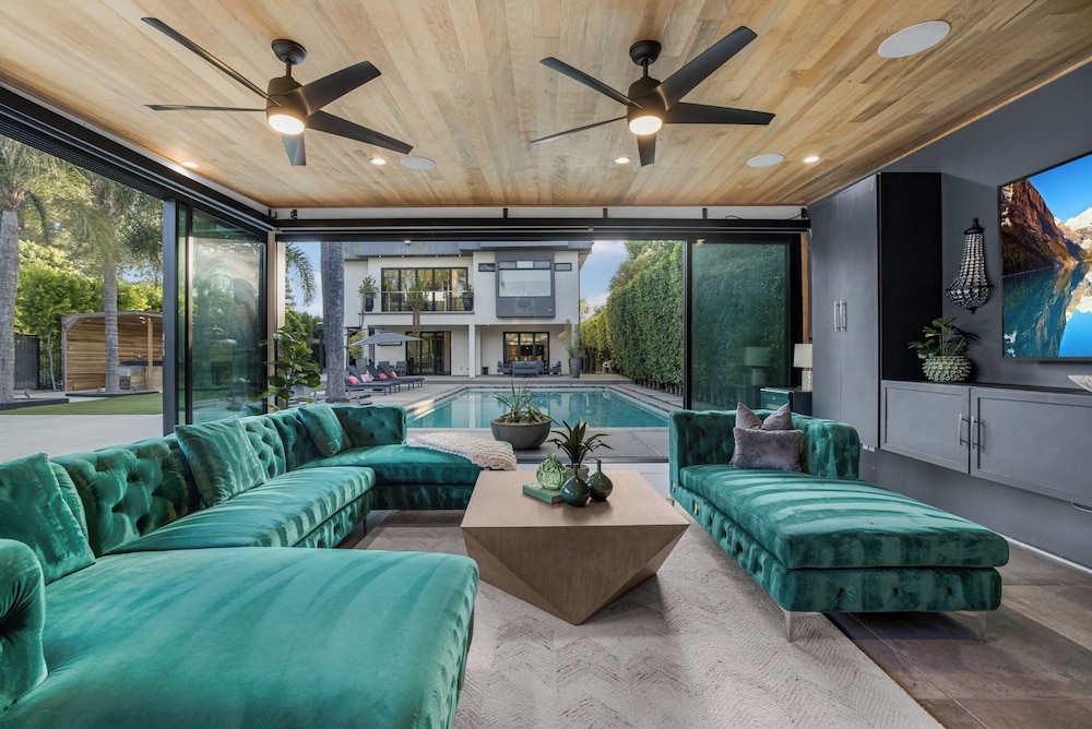 Louise Modern - Luxury Smart Estate in Encino w/ Pool, Gym & Spa