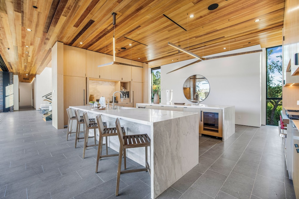 Oak Pass Manor: Indoor-outdoor Luxury With Pool, Sauna & Panoramic Views