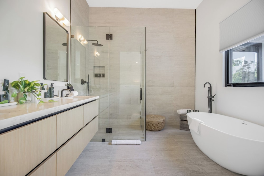 Belden Modern Villa - Iconic Hollywood Hills Retreat - Image 4