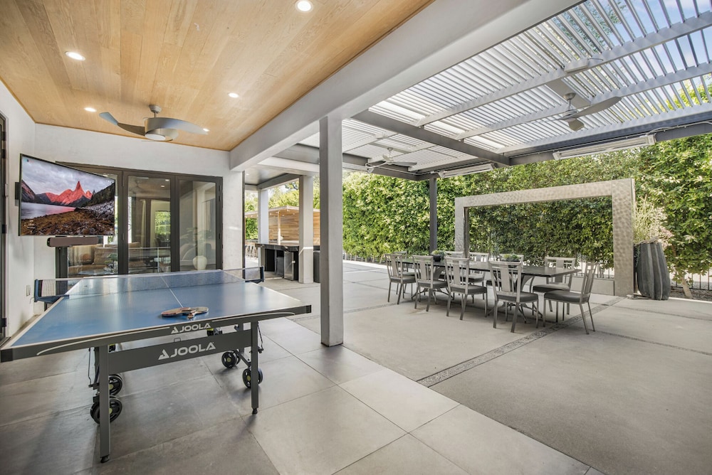 Louise Modern - Luxury Smart Estate in Encino w/ Pool, Gym & Spa