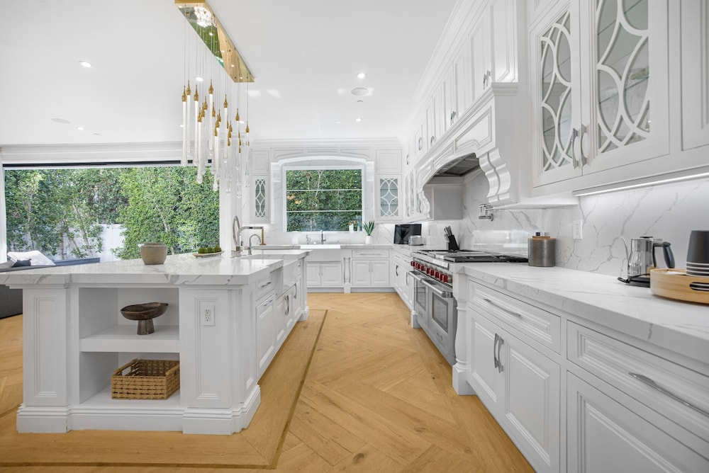 Spaulding Ave Farmhouse - Bespoke LA Home w/ Pool & Home Theater