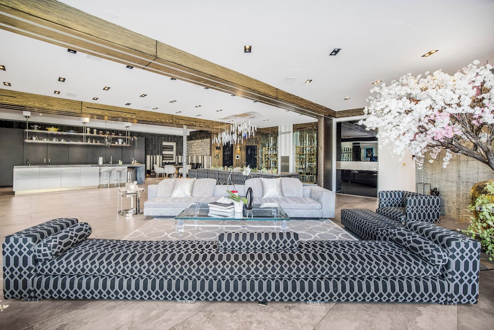Villa Kaleida - Sleek Modern Sunset Villa With Eclectic Style & Infinity Pool