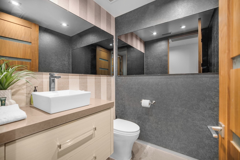 Louise Modern - Luxury Smart Estate in Encino w/ Pool, Gym & Spa