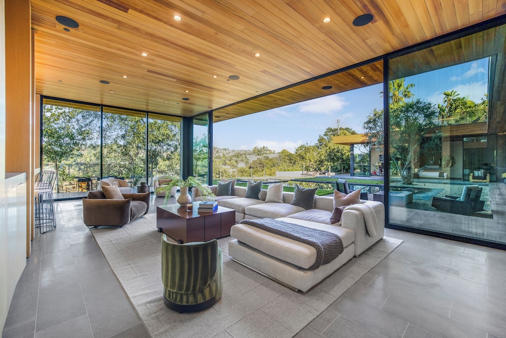 Oak Pass Manor: Indoor-outdoor Luxury With Pool, Sauna & Panoramic Views