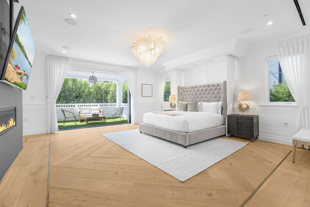 Spaulding Ave Farmhouse - Bespoke LA Home w/ Pool & Home Theater