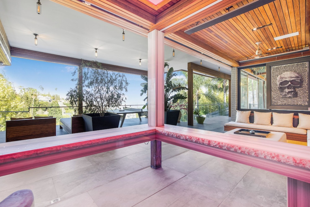 Villa Kaleida - Sleek Modern Sunset Villa With Eclectic Style & Infinity Pool