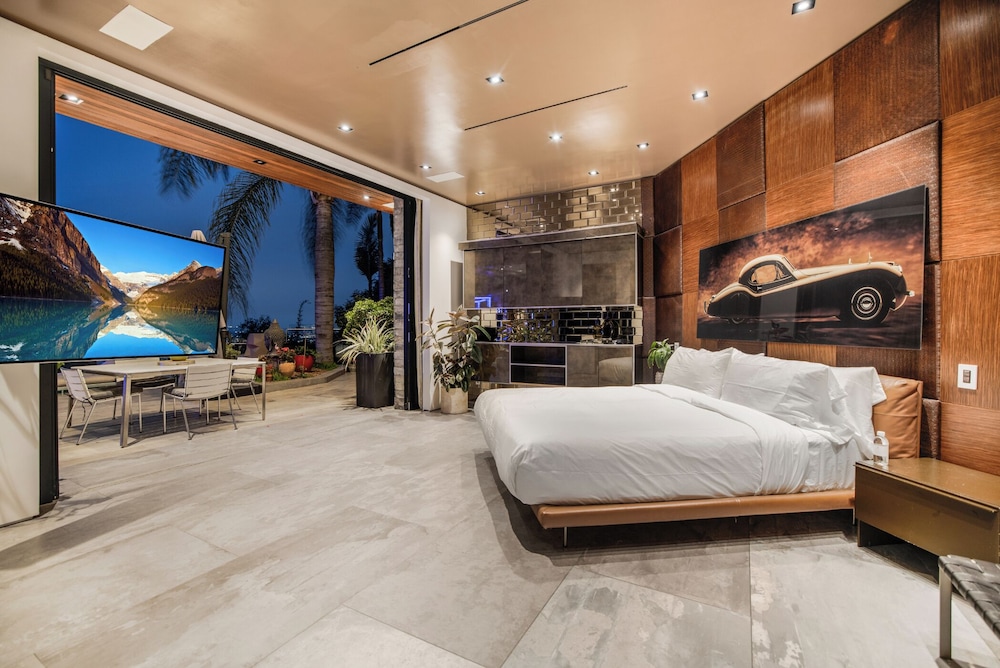 Villa Kaleida - Sleek Modern Sunset Villa With Eclectic Style & Infinity Pool