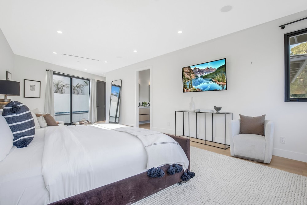 Belden Modern Villa - Iconic Hollywood Hills Retreat