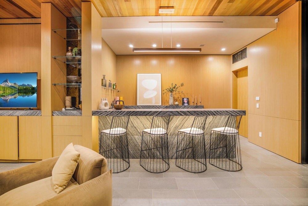 Oak Pass Manor: Indoor-outdoor Luxury With Pool, Sauna & Panoramic Views