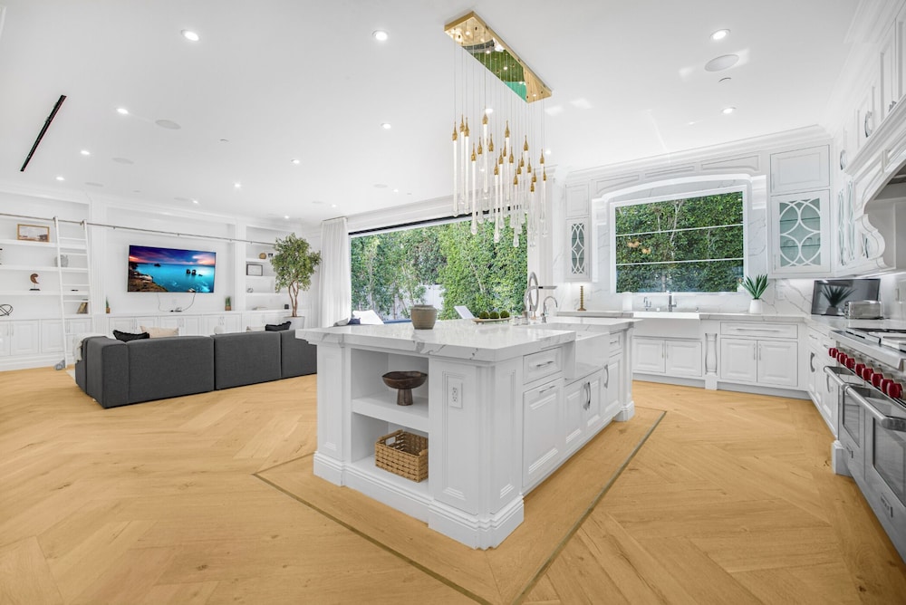 Spaulding Ave Farmhouse - Bespoke LA Home w/ Pool & Home Theater
