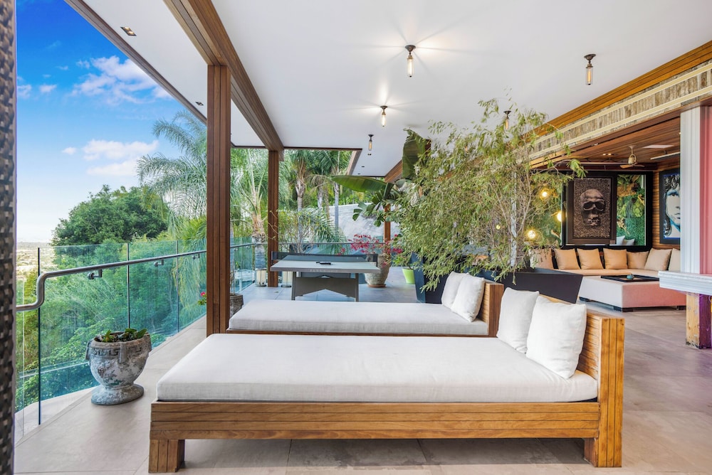 Villa Kaleida - Sleek Modern Sunset Villa With Eclectic Style & Infinity Pool