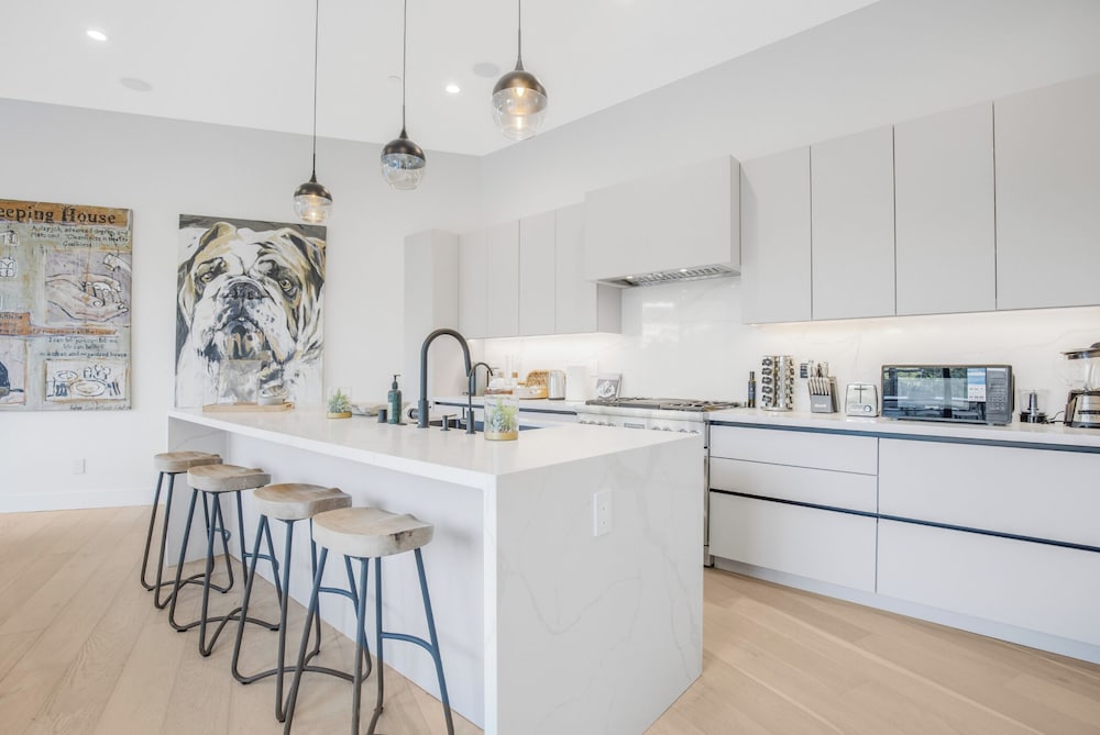 Belden Modern Villa - Iconic Hollywood Hills Retreat
