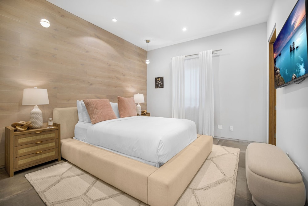 Louise Modern - Luxury Smart Estate in Encino w/ Pool, Gym & Spa