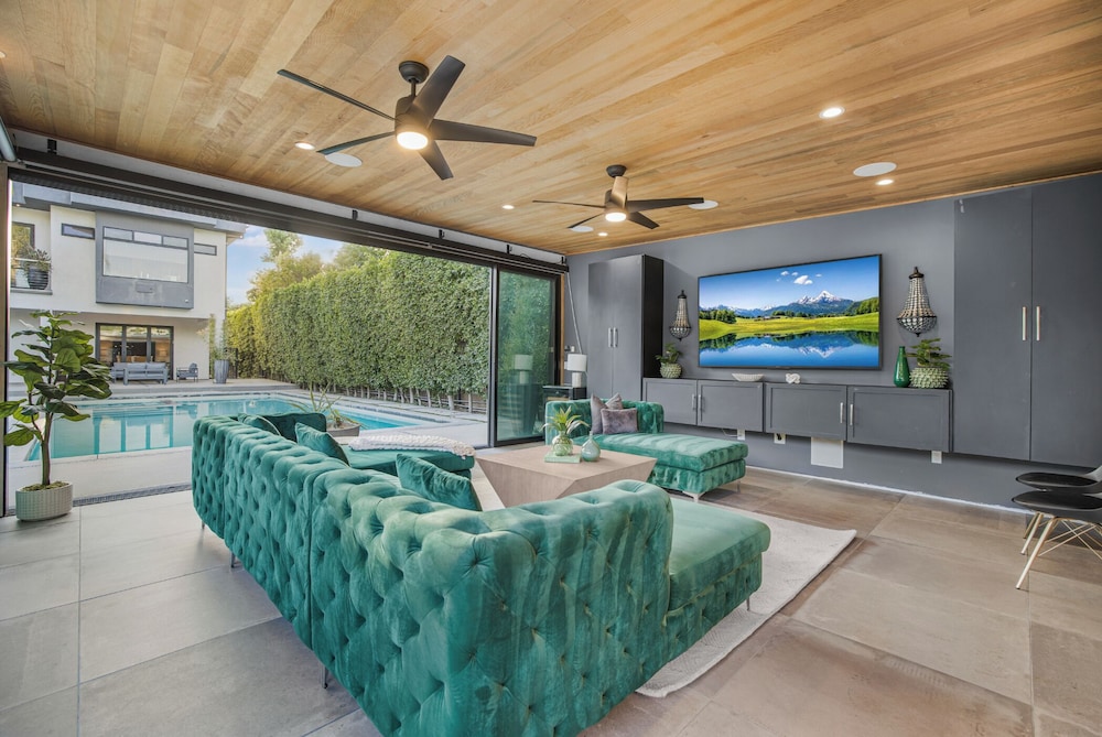 Louise Modern - Luxury Smart Estate in Encino w/ Pool, Gym & Spa