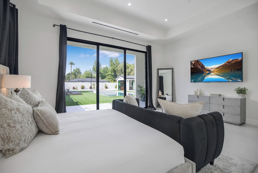 Villa Califa - Resort-style Living w/ Private Pool, Spa & Theater