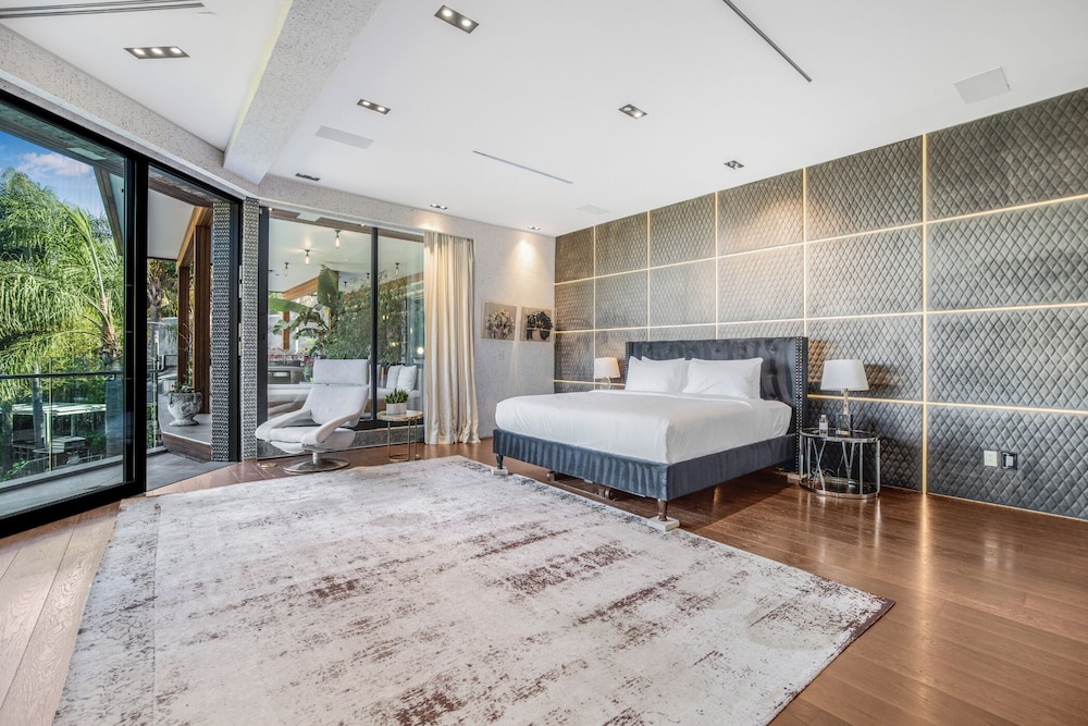 Villa Kaleida - Sleek Modern Sunset Villa With Eclectic Style & Infinity Pool