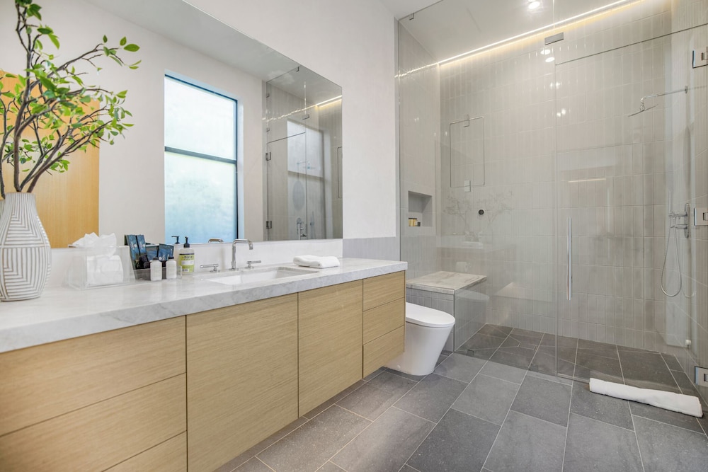 Oak Pass Manor: Indoor-outdoor Luxury With Pool, Sauna & Panoramic Views