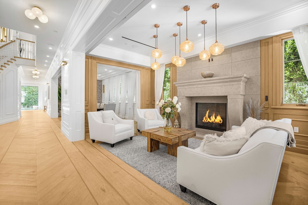 Spaulding Ave Farmhouse - Bespoke LA Home w/ Pool & Home Theater