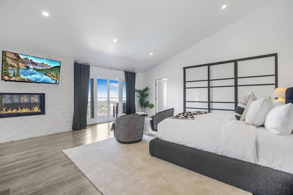 Stradella View - Bel-air Oasis w/ Infinity Pool & Stunning Panoramic Views