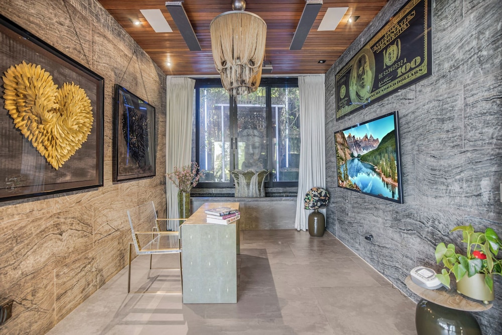 Villa Kaleida - Sleek Modern Sunset Villa With Eclectic Style & Infinity Pool