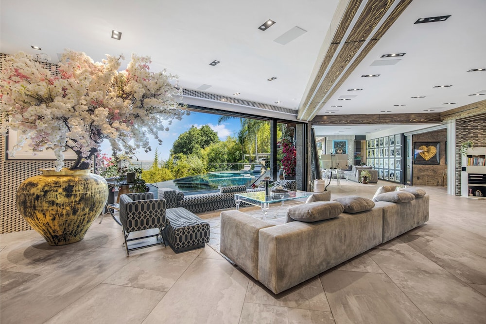 Villa Kaleida - Sleek Modern Sunset Villa With Eclectic Style & Infinity Pool