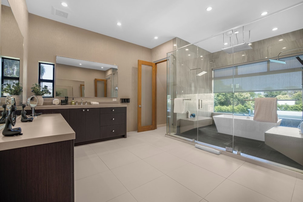 Louise Modern - Luxury Smart Estate in Encino w/ Pool, Gym & Spa