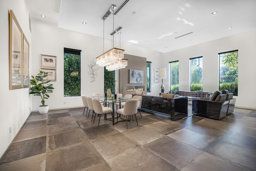 Louise Modern - Luxury Smart Estate in Encino w/ Pool, Gym & Spa