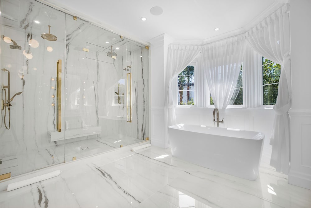 Spaulding Ave Farmhouse - Bespoke LA Home w/ Pool & Home Theater