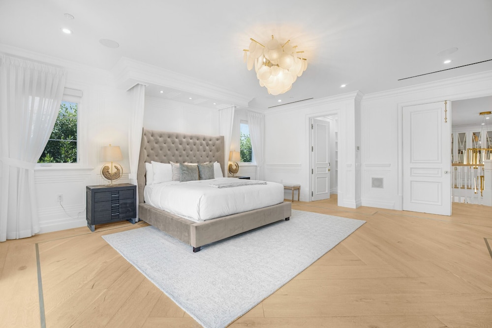 Spaulding Ave Farmhouse - Bespoke LA Home w/ Pool & Home Theater