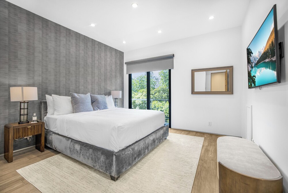 Louise Modern - Luxury Smart Estate in Encino w/ Pool, Gym & Spa