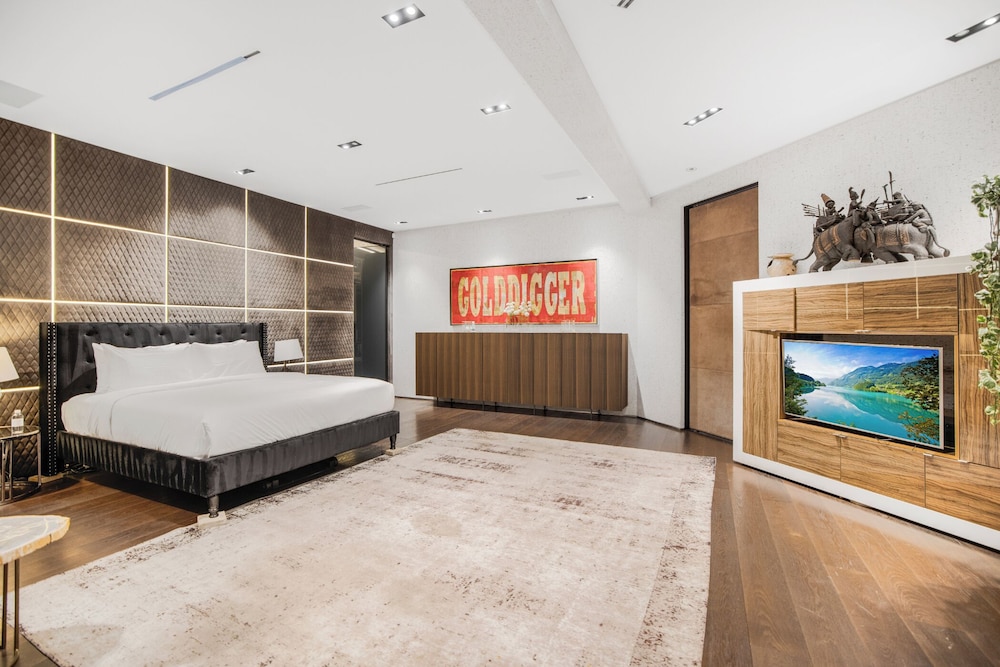 Villa Kaleida - Sleek Modern Sunset Villa With Eclectic Style & Infinity Pool