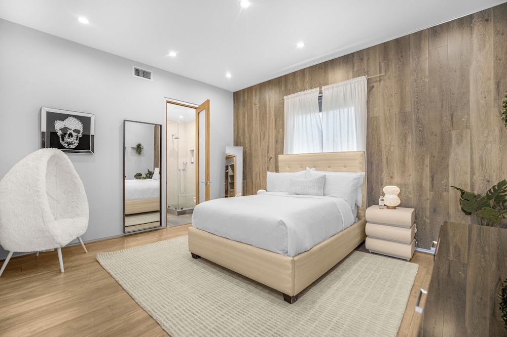 Louise Modern - Luxury Smart Estate in Encino w/ Pool, Gym & Spa