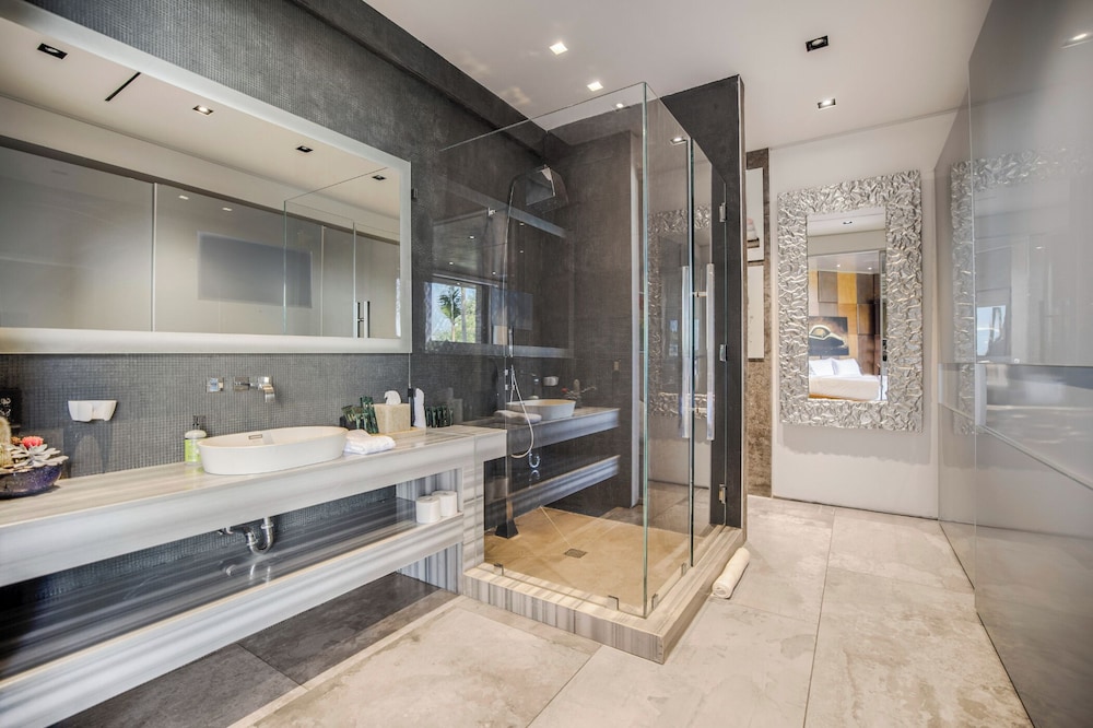 Villa Kaleida - Sleek Modern Sunset Villa With Eclectic Style & Infinity Pool