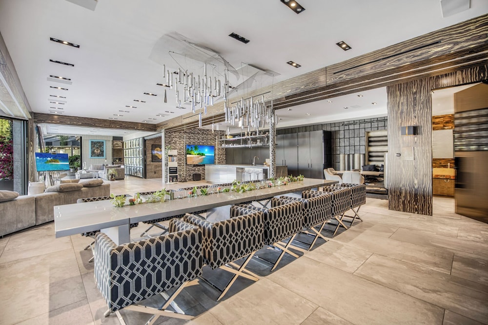 Villa Kaleida - Sleek Modern Sunset Villa With Eclectic Style & Infinity Pool