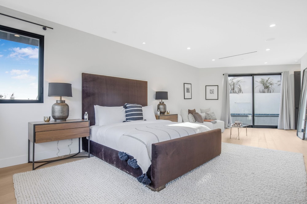 Belden Modern Villa - Iconic Hollywood Hills Retreat