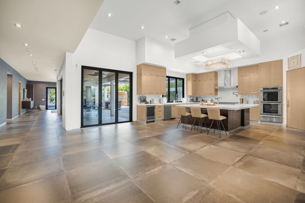 Louise Modern - Luxury Smart Estate in Encino w/ Pool, Gym & Spa