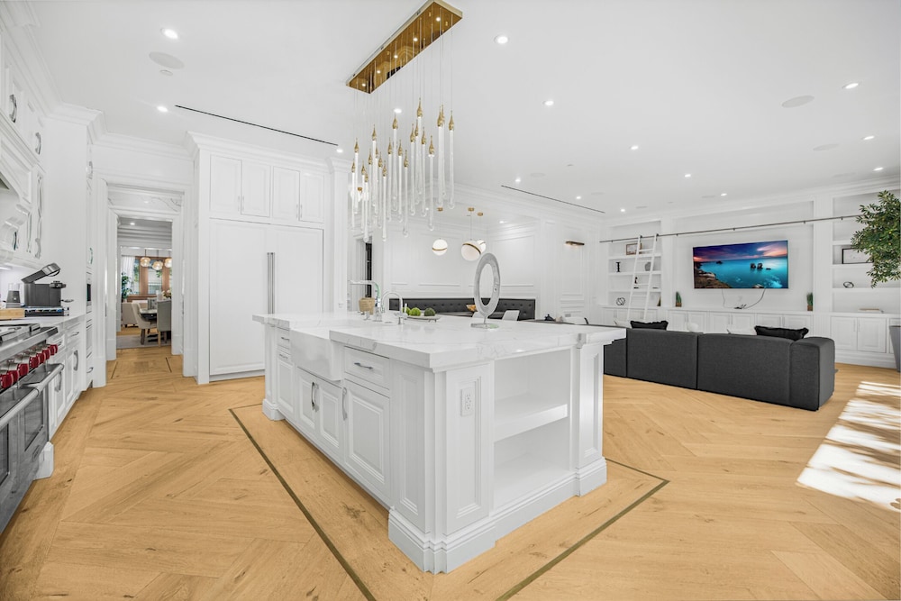 Spaulding Ave Farmhouse - Bespoke LA Home w/ Pool & Home Theater