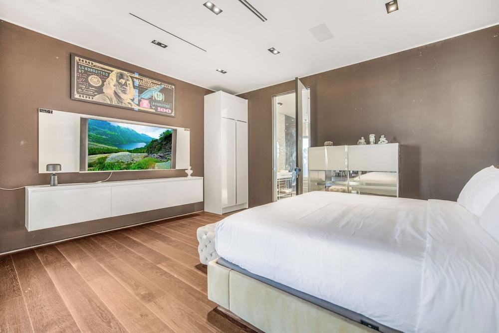 Villa Kaleida - Sleek Modern Sunset Villa With Eclectic Style & Infinity Pool