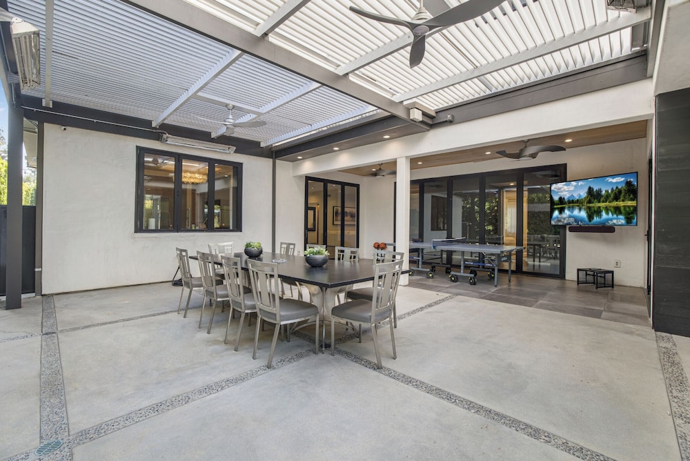 Louise Modern - Luxury Smart Estate in Encino w/ Pool, Gym & Spa