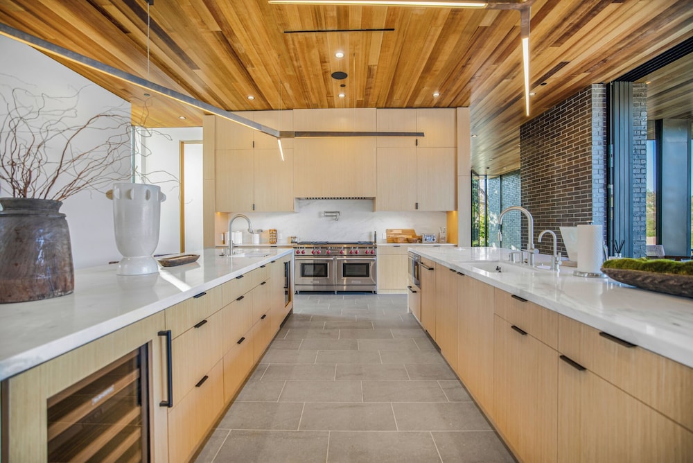 Oak Pass Manor: Indoor-outdoor Luxury With Pool, Sauna & Panoramic Views