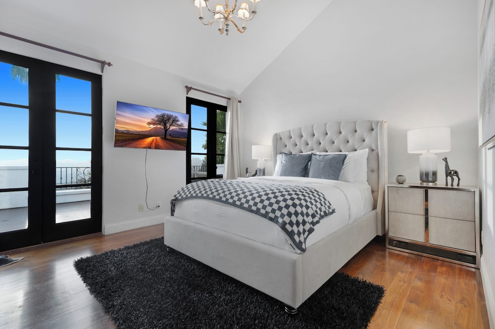 Spanish Villa - Stunning Coldwater Canyon Villa With Pool and Views - Image 4