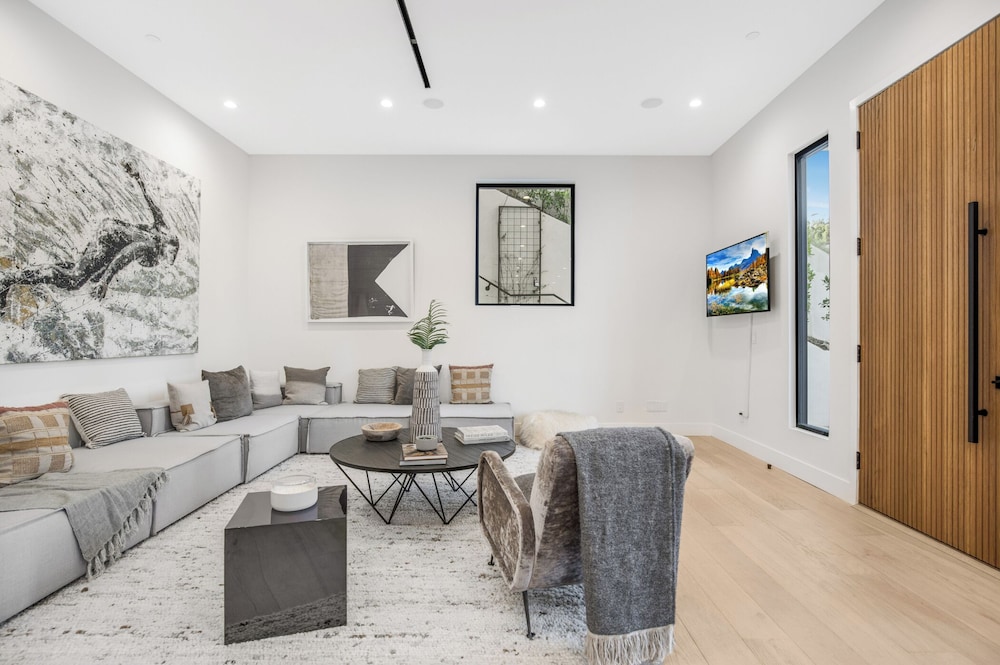 Belden Modern Villa - Iconic Hollywood Hills Retreat - Image 3