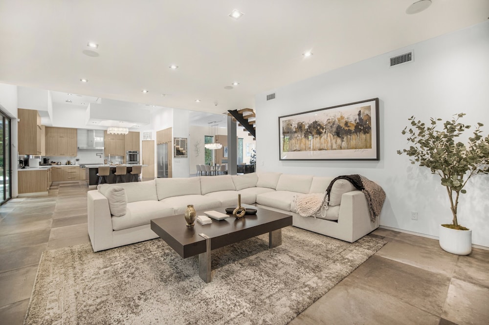Louise Modern - Luxury Smart Estate in Encino w/ Pool, Gym & Spa