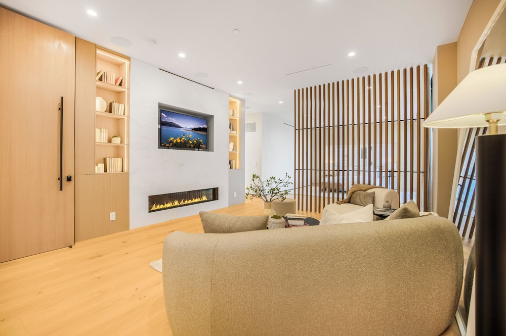 Oak Pass Manor: Indoor-outdoor Luxury With Pool, Sauna & Panoramic Views