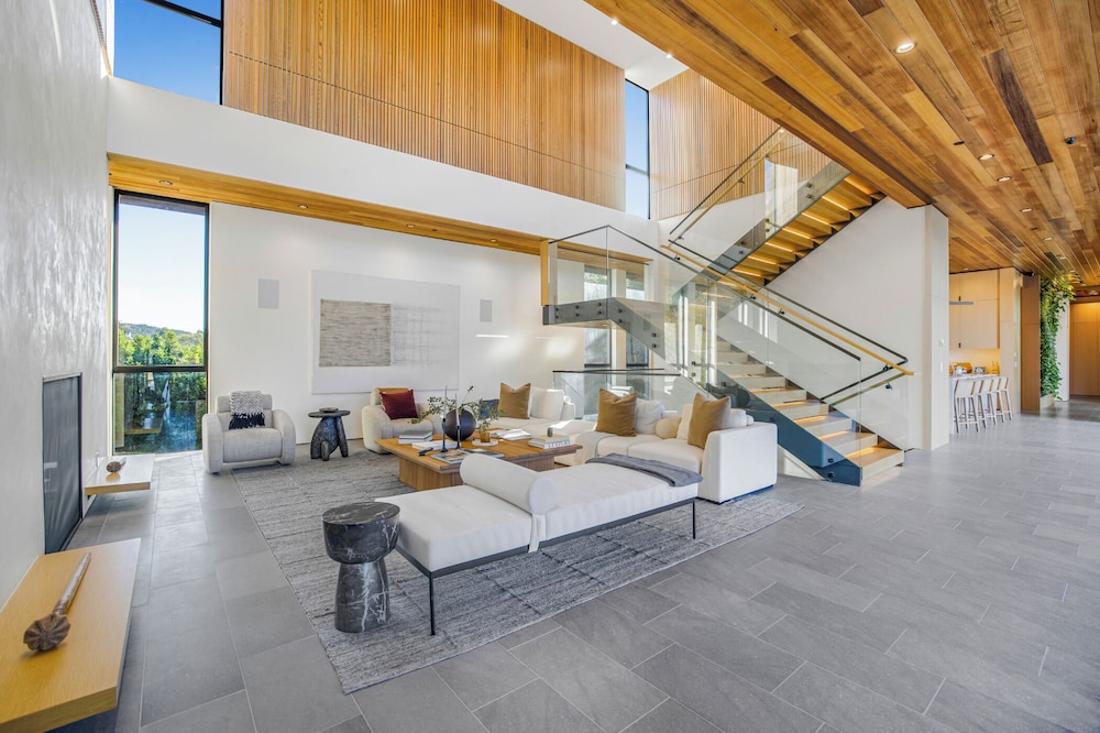 Oak Pass Manor: Indoor-outdoor Luxury With Pool, Sauna & Panoramic Views